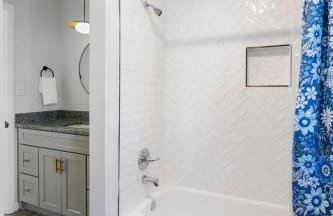 Perfect cute home in Garner with firepit & king bed - Foto 20