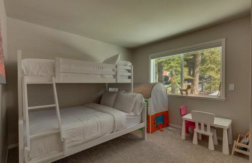 Moon Dune Chalet by Tahoe Getaways - Remodeled 3 BR Cabin plus Loft w Fenced Yard & Walk to Beach or Dining - Foto 11