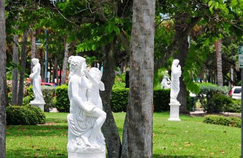 Walkable to Beach, Restaurants, Entertainment! - Photo 34