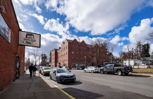 Brewster Hall - Photo 21