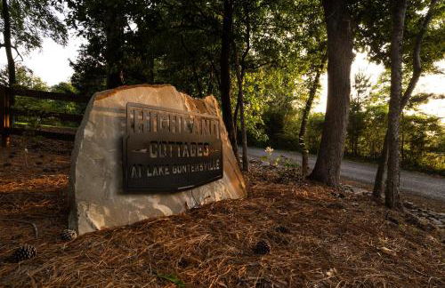 Luxury tiny house with hot tub and private deck! - Foto 20