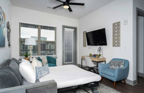 Luxury Apartment with Pool, Restaurants, Shopping) - Photo 17