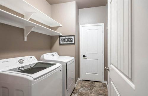 Sunset Retreat, Clean Modern 3BR, Garage, Near 191 - Foto 56