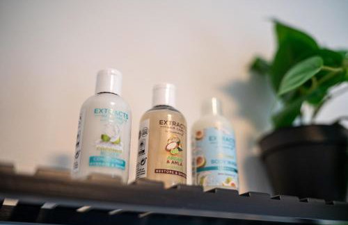 Cosy 3-Bed House With Parking, 5 Mins to QE & Uni - Photo 3