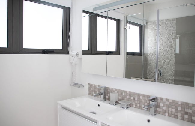 Latitude Luxury Seafront Apartments - Foto 42