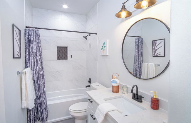 Spectacular 3 BR Plus 2 and a Half BA Apt Near Downtown - Foto 14