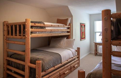 Lakefront 6BR Retreat w Dock & Game Room - Foto 13