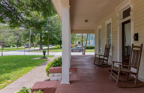 Wrap-Around Porch Uptown Stay-Pets Welcome! - Foto 41