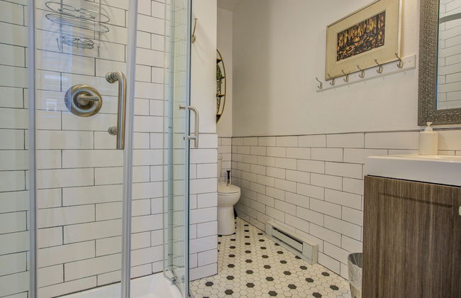 1brlovely Stylish Downtownclose To Everything - Photo 21