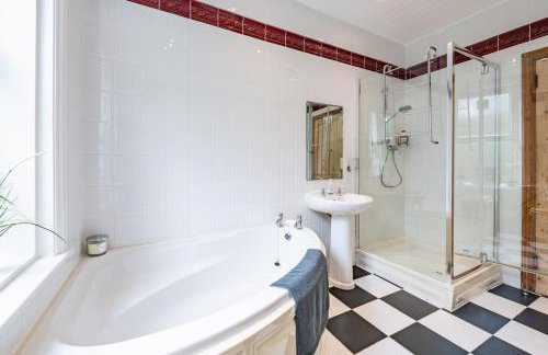 Spacious 4-Bedroom Home, Sleeps More with Extra Beds - Foto 10