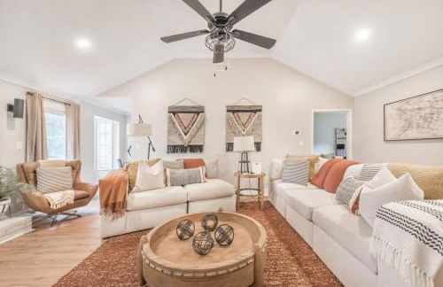 Stylish & Spacious Home Near ATL - Foto 34