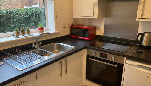 Spacious and Bright 2 Bedroom Ground Floor Apartment 5 min walk from town centre with Free Parking Business and Leisure by Jesswood Properties - Foto 4