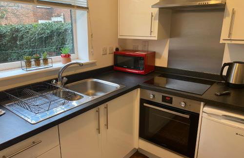 Spacious and Bright 2 Bedroom Ground Floor Apartment 5 min walk from town centre with Free Parking Business and Leisure by Jesswood Properties - Foto 4