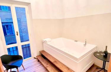 Pantheon Luxury Jacuzzi Apartment - Photo 2