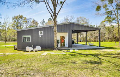 Porch with Swing and Kayaks Rural Mississippi Retreat - Foto 20