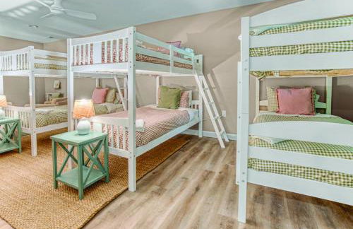 7 Bdrm, Pickleball, Bball, HotTub, FirePit, Golf! - Foto 65