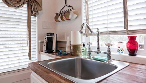 Rustic and Romantic Cabin with Breakfast Included near Royse City, Texas - Foto 4, dishwasher