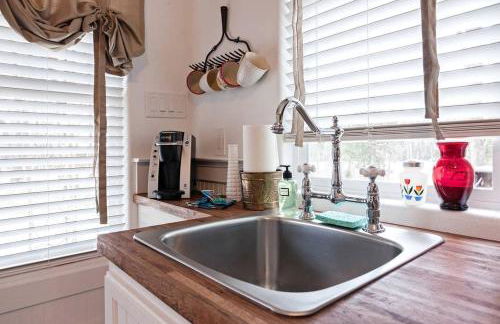 Rustic and Romantic Cabin with Breakfast Included near Royse City, Texas - Foto 4