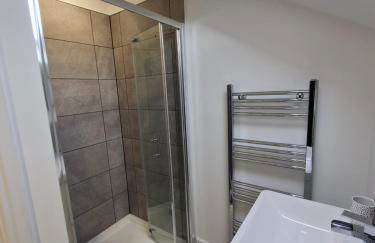 Perfect Location 3 Bed Serviced apartment with Bike Storage for BPW. Close to Brecon Beacons - Photo 5