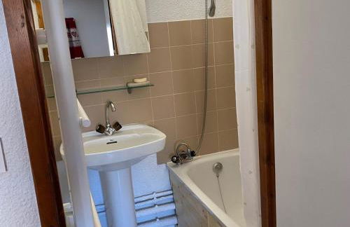 Appartement rénové avec balcon proche du centre - FR-1-692-13 - Photo 4