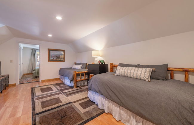 Cozy Cabin Private Hot-Tub Walk to Lake by Sierra Getaways - Foto 3