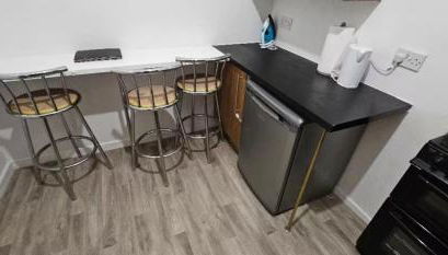 Spacious Two Bedroom Flat with Dedicated Workspace in Worsley - Foto 2