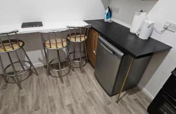Spacious Two Bedroom Flat with Dedicated Workspace in Worsley - Foto 2