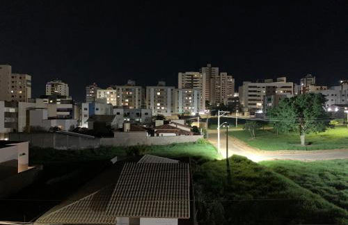 Sacada com ar, rede, pôr do sol, lareira e cinema no Candeias - Foto 15