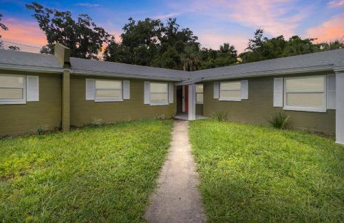 Stylish Condo min from UF & Shands Pets Welcome! - Photo 36