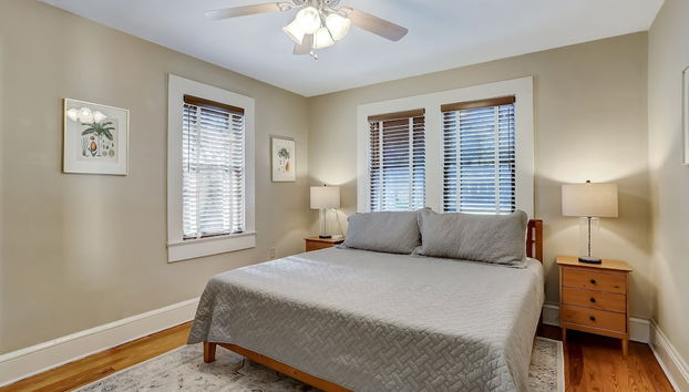 Newly Renovated Home in Downtown Fernandina Beach, A Block Away from Centre Street by RedAwning - Foto 2, Habitación