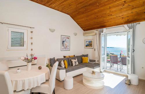Indy's Beach Apartments -Two Bedroom Apartment with Balcony and Sea View - Photo 8
