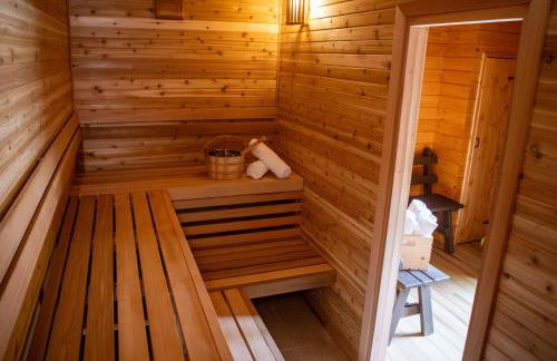 Poconos True Log Cabin with Sauna, Movie Theather, Hot Tub & Fire Pit! - Foto 43