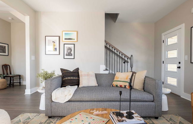 Shelton & Urban by Avantstay Sleeps 20! 2 Unit Buyout! Spacious Design - Photo 4