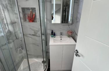 Aisiki Apartments at Stanhope Road, North Finchley, Airconditioned Multiple 2 or 3-Bedroom, Pet Friendly Duplex Flats, King or Twin Beds with Free WiFi - Foto 63