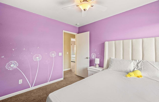 Spacious Retreat w Modern Decor and Private Yard - Photo 13