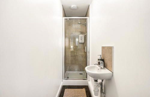 Spacious 5-Bedroom Home, Accommodates 10, Fast Wi-Fi & Parking Included - Foto 12