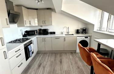 Modern 2 Bedroom First Floor Apartment, Free Parking, Woking - Foto 2