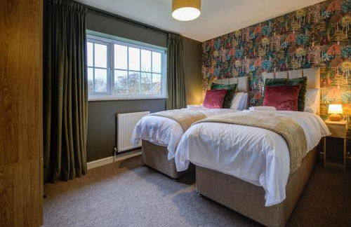 Central 3-Bedroom House Sleeps 5 with Parking - Foto 1