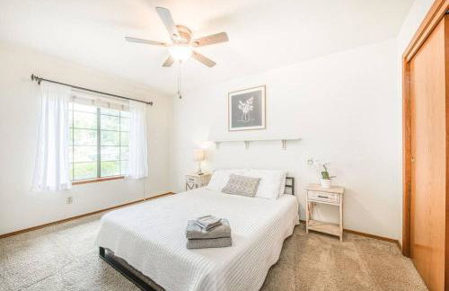 Stylish 3BR/2BA Retreat w/ Pool! Dream Getaway - Foto 27