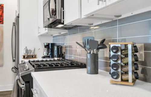 Bywater 2BR w Pool, Gym & King Beds - Foto 13