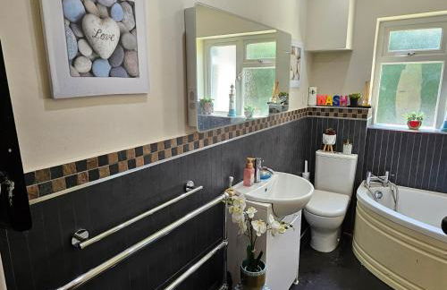 Stunning 4 bed house with huge garden and parking - Foto 28