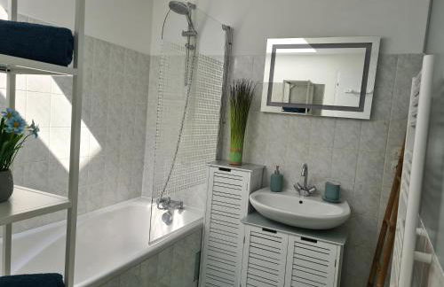 Dors Fée Duplex avec Toit-Terrasse et Salle de Jeux - Centre Bourg à 4 min du Puy duFou - Foto 30