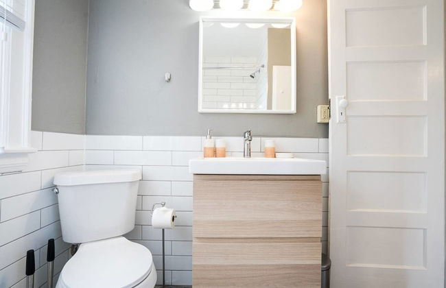 The Modern Couple's Getaway Loft With Private Balcony - Foto 16