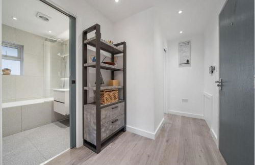 Newly Refurbished 2 Bed Flat - Photo 10