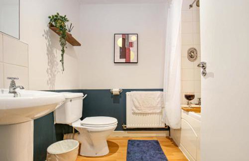 Beautiful City Centre Apartment with Free Parking, Fast-Wifi, SmartTV with Netflix and Private Garden by Yoko Property - Foto 12