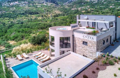 VILLA CVITA is a modern 5-bedroom villa with a Jacuzzi, a Gym and Finnish Sauna, a heated pool, and amazing views - Foto 2