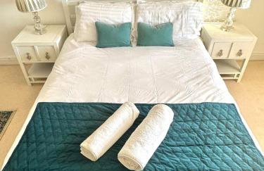 Spacious 5-Bed Detached House, Sleeps 10, Parking - Photo 20