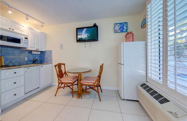 2 Bedroom Waterfront Pool Side - Photo 11