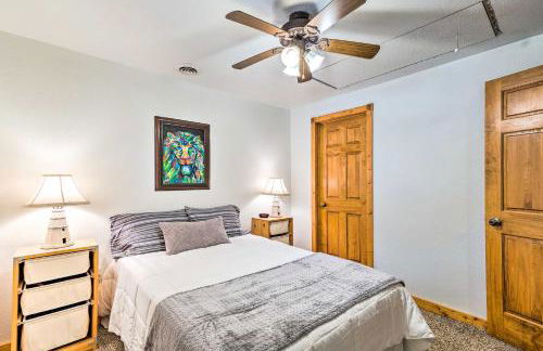 Family Home with Hot Tub - Walk to Johnson Lake! - Foto 22