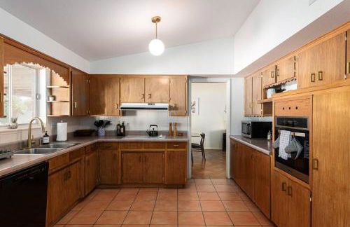 Stylish Mid-Century Oasis with Pool - Foto 18